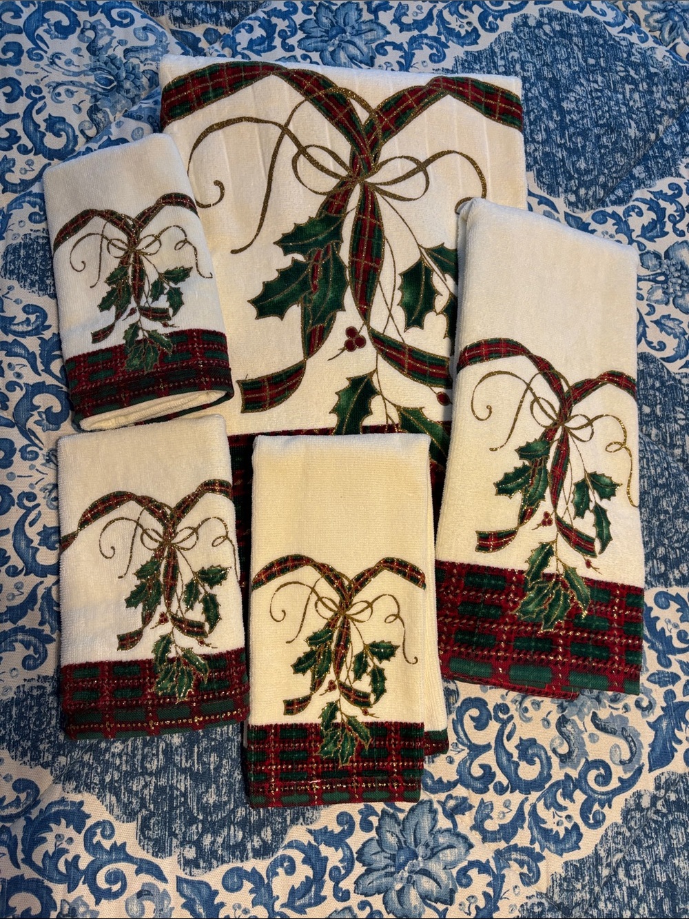Lenox Holiday Nouveau Christmas Towel Set - White, Green, Red